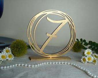 Tafelnummer gouden bruiloft: rustiek houten receptiedecor, rustieke landelijke bruiloft, aangepast tafelbord, tafelnummers, tafelnaambord evenement