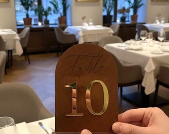 Houten tafelnummers bruiloft, gouden tafelnummerborden, rustieke bruiloft tafeldecor, tafelbord op maat