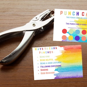 Może przedstawiać: Kolorowa karta do dziurkowania z akwarelowym tłem. Karta ma sekcję na imię właściciela i sekcję na to, do czego karta jest dobra. Karta ma również sekcję do zdobywania dziurek z listą sposobów na zdobywanie dziurek, w tym bycie miłym, bycie pomocnym, bycie dobrym słuchaczem, przestrzeganiem instrukcji, dzieleniem się i dobrym zachowaniem.