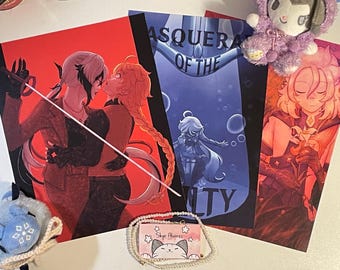 Könnte beinhalten: Drei Kunstdrucke mit Illustrationen im Anime-Stil. Ein Druck zeigt zwei Figuren, die sich umarmen, ein anderer trägt den Text "MASQUERADE OF THE CITY", und der dritte zeigt eine Figur, die eine Blume hält. Ein Plüschtier und eine Visitenkarte sind ebenfalls sichtbar.
