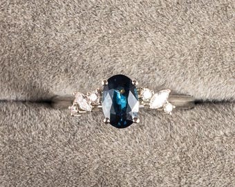 Anillo ovalado de zafiro verde azulado, plata de ley 925, con detalle de diamante.
