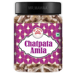 Könnte beinhalten: Ein transparentes Glas gefüllt mit hellfarbenen Snacks, bedeckt mit einem schwarzen Deckel. Das Glas hat ein Etikett mit dem Text "Chatpata Amla" in Lila und Weiß und ein dekoratives lila Muster.
