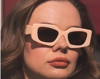 Retro crèmekleurige vierkante zonnebril: vintage oversized stijl