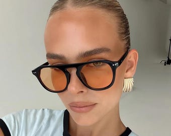 Gafas de sol retro de los 90: montura negra, lentes marrones, gafas Y2K