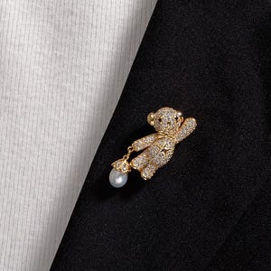 Niedliche Teddybär-Perlenbrosche Handgefertigt mit natürlichen Süßwasserperlen & 18K Gold Plated | Vintage-Stil Brosche | Einzigartiges Geschenk für Sie