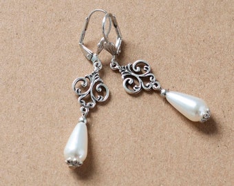 Boucles d'oreilles Pearl Dangle avec filigrane d'argent ou de bronze-Bijoux victoriens romantiques-Bridal Drop Boucles d'oreilles-Accessoires de mariage d'inspiration antique