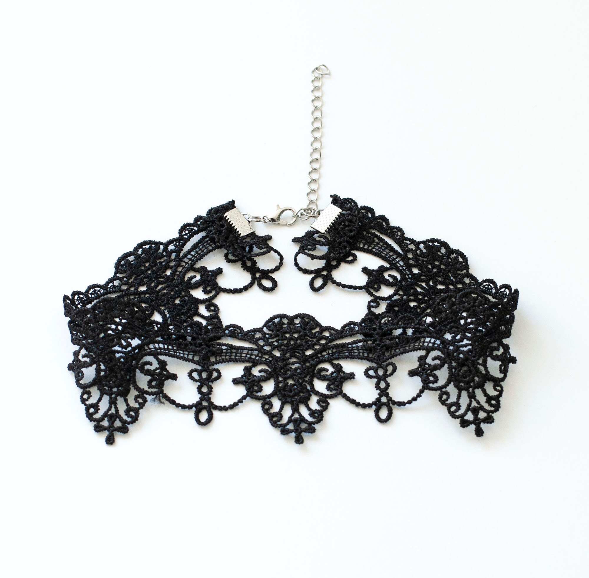 Collana in pizzo gotico con gocce nere
