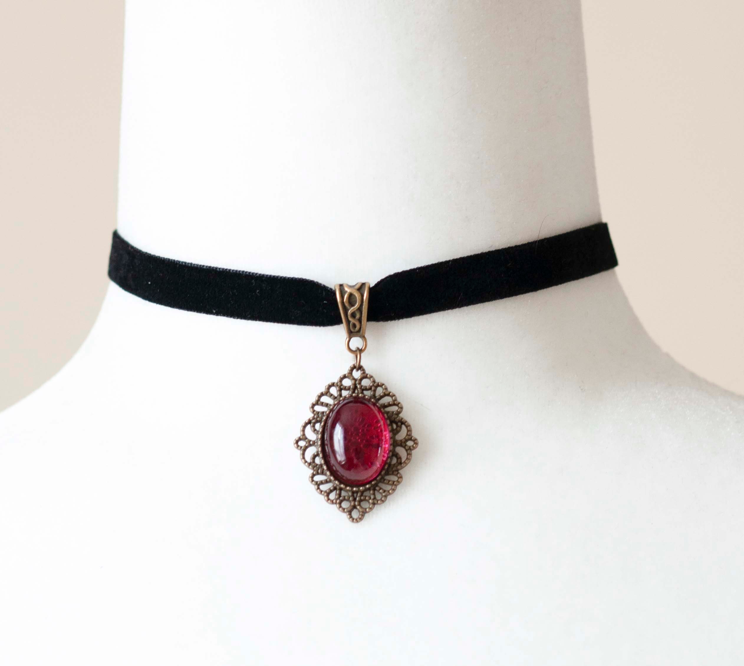 Collarino gotico con pendente a croce e catena