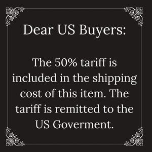 Puede incluir: Un letrero rectangular negro con un borde decorativo blanco y adornos en las esquinas. El texto dice: Dear US Buyers: The 50% tariff is included in the shipping cost of this item. The tariff is remitted to the US Goverment.