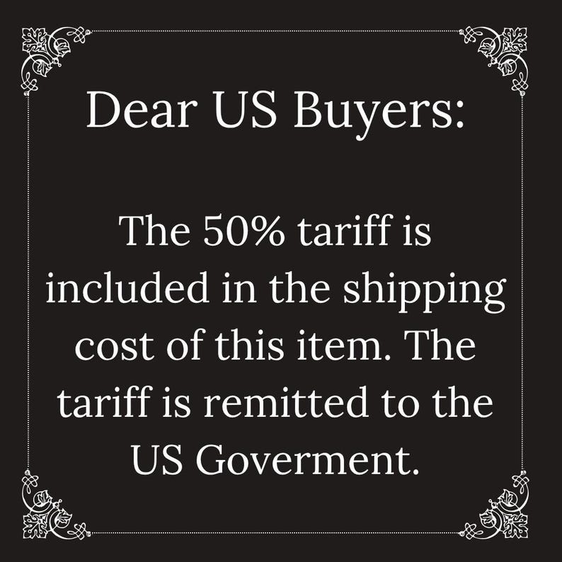 Puede incluir: Un letrero rectangular negro con un borde decorativo blanco y adornos en las esquinas. El texto dice: Dear US Buyers: The 50% tariff is included in the shipping cost of this item. The tariff is remitted to the US Goverment.