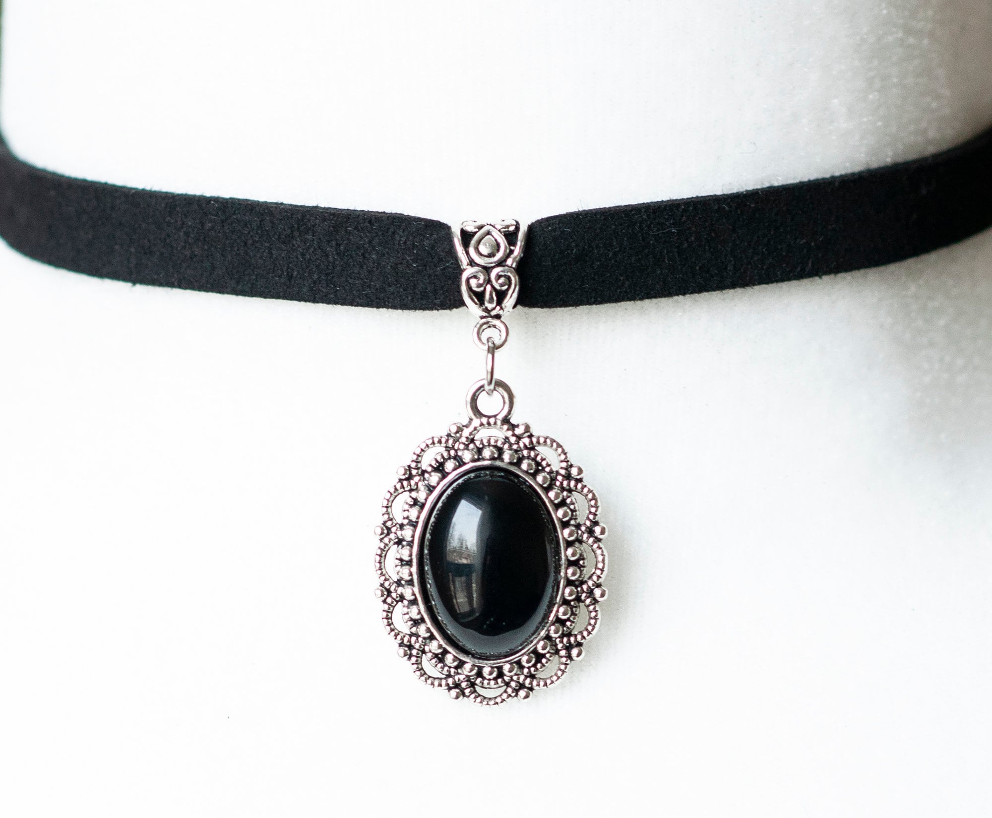 Choker di velluto nero con teschio di corvo - Velvet choker with r Choker di velluto nero con teschio di corvo - Velvet choker with r