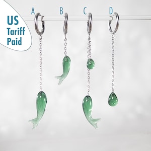 Boucles d&#39;oreilles poisson dépareillées en verre soufflé : bijoux Poissons, cadeau pour amoureux de l&#39;océan