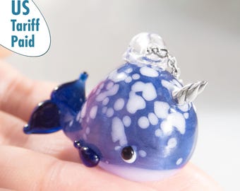 ムラーノガラスで作られた、珍しい色のクジラのヒレのペンダント