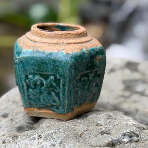 Vintage kleine smaragdgroene Chinese geglazuurde aardewerk gemberpot met bloemenmotief.