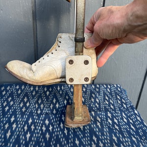 Een antieke POLIO-beenbrace voor kinderen uit de jaren 1930