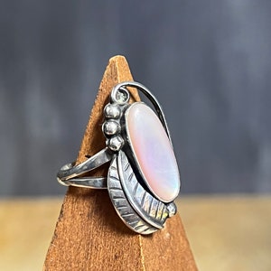 Vintage Mother of Pearl Silver Southwest style PINK Size  5 1/2 STATEMENT  RING