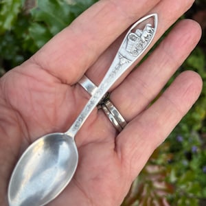 Death Valley, CA sterlingzilveren souvenirlepel 4 1/4" schedel en wagen, kleine theelepel