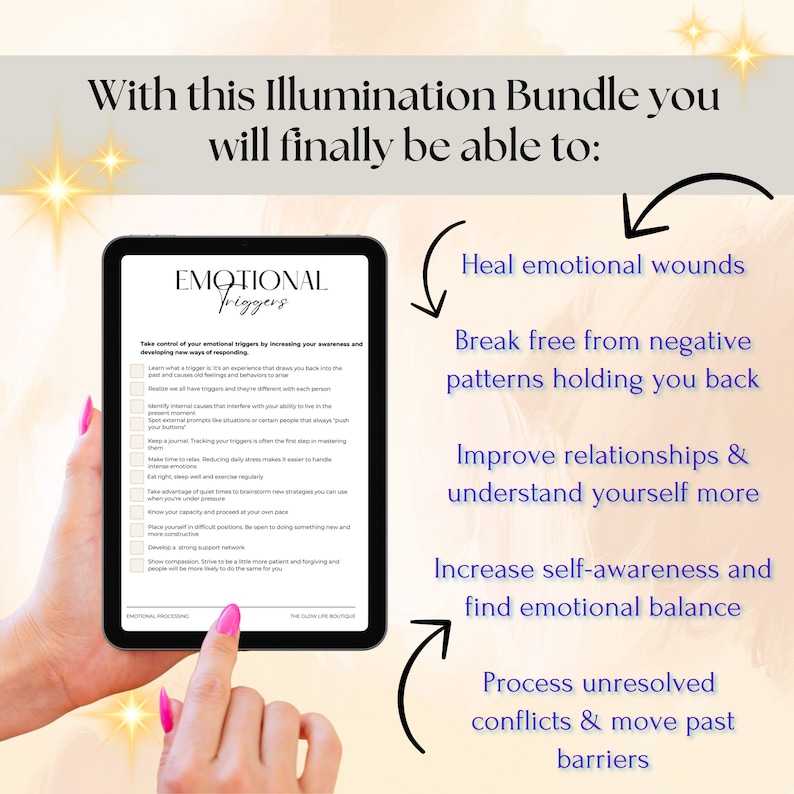 Puede incluir: Una tableta digital muestra el texto "EMOTIONAL TRIGGERS" y vi&ntilde;etas sobre el procesamiento emocional. La imagen es parte del "Illumination Bundle" y promete ayudar a los usuarios a sanar heridas emocionales y aumentar la autoconciencia.