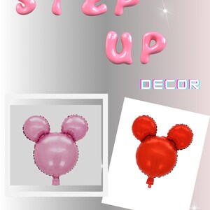 Puede incluir: Dos globos de aluminio con forma de Mickey Mouse, uno rosa y otro rojo, con el texto "STEP UP DECOR" en letras rosas encima.