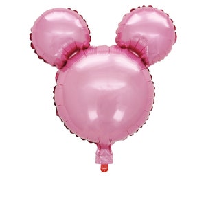 Puede incluir: Un globo de aluminio rosa con forma de cabeza de Mickey Mouse. El globo tiene dos orejas redondas y una cabeza redonda grande.