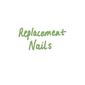 Puede incluir: Las palabras "Replacement Nails" están escritas en verde claro, con una fuente de estilo manuscrito, sobre un fondo blanco. El texto está centrado y ocupa una parte importante de la imagen.