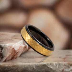 Men&#39;s Black Gold Hammered Tungsten Wedding Ring, Hammered Ring, Gold Black Tungsten Ring, Personalized Ring for Men, Mens Hammered Gold Ring