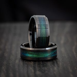 Bague de promesse personnalisée galaxie cosmique pour petit ami avec incrustation de sable bleu-vert en tungstène, alliance de pré-fiançailles pour homme 8 mm