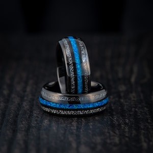 Anillo de boda para hombre con ópalo azul cósmico, anillo de aniversario de tungsteno negro para hombre, anillo de promesa para él, virutas de titanio, regalo de aniversario para esposo