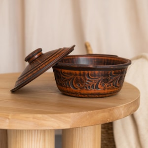 Puede incluir: Un juego de tres tazas de cerámica con un acabado mate moteado. Las tazas son en tonos crema, gris claro y gris oscuro. Cada taza tiene un diseño simple y minimalista, ideal para café o té.