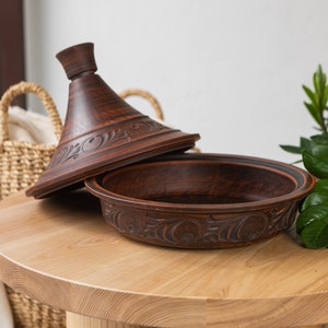 Handgjord rödlera taginekruka med lock, traditionell marockansk tagine för matlagning, hantverksmässigt keramiskt köksredskap, rustikt keramikköksredskap