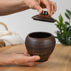 Petit pot en argile fait main avec couvercle, pot de rangement en faïence rustique, poterie de cuisine traditionnelle, pichet à eau en céramique artisanale, pichet de ferme