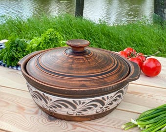 Cacerola rústica de barro rojo con tapa, utensilios de cocina de terracota sin esmaltar, olla tradicional de estilo ucraniano, menaje de cocina hecho a mano, vajilla de cocina popular.