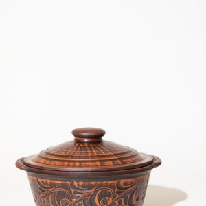 Może przedstawiać: Zestaw trzech ceramicznych kubk&oacute;w z nakrapianym, matowym wykończeniem. Kubki są w odcieniach kremu, jasnoszarym i ciemnoszarym. Każdy kubek ma prosty, minimalistyczny design i zaokrąglony uchwyt.