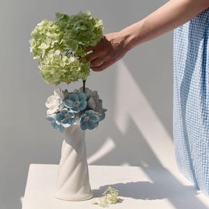 Handmade Ceramic Flower Vase – Sculpted Blue & White Floral Art Vase – Unique White Clay Home Decor – Modern Classic Tabletop Accent