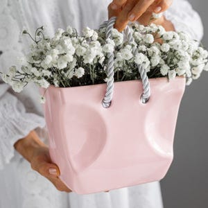 Rosa keramisk vas med mjuka rephandtag, väskformad vas i keramik, handväskformad blomkruka, bröllopspresent, heminredningspresent