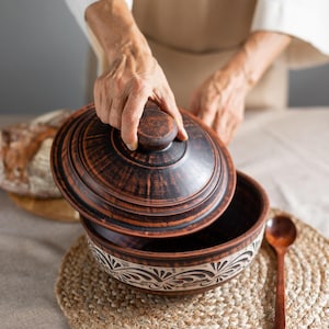 Hand Made Large Clay Pot with Lid 77,7 fl.oz or 2,3 liters - Round Terracotta Pottery Casserole Baking - Decorative Baking Dish