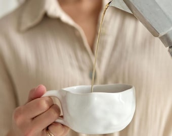 Taza de cerámica ondulada hecha a mano, taza de arcilla blanca esmaltada, taza de cerámica artesanal para regalo, taza de diseño contemporáneo, taza de cerámica moderna y curvada, taza estética