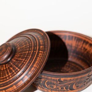 Ręcznie robiona terakotowa brytfanna, bezołowiowy czerwony gliniany garnek do gotowania z pokrywką, ceramiczne naczynie do pieczenia, wyjątkowy prezent dla mamy, prezent na parapetówkę zdjęcie 11