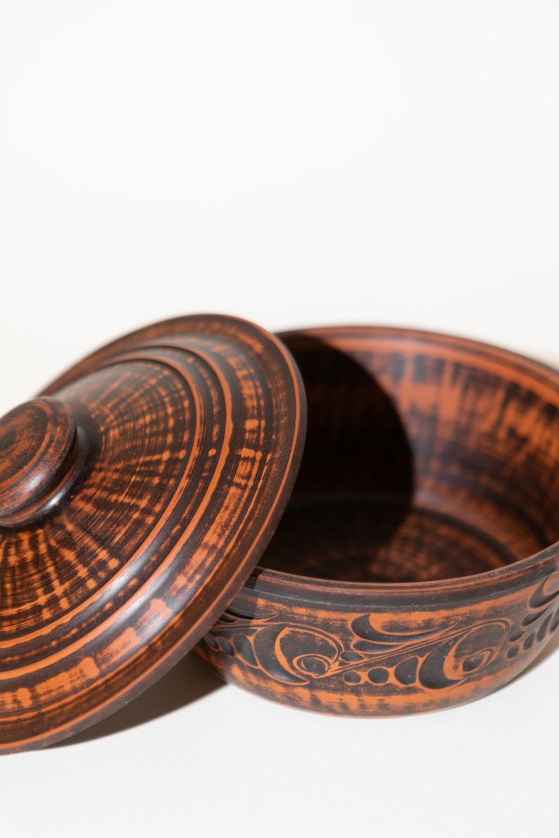 Ręcznie robiona terakotowa brytfanna, bezołowiowy czerwony gliniany garnek do gotowania z pokrywką, ceramiczne naczynie do pieczenia, wyjątkowy prezent dla mamy, prezent na parapetówkę zdjęcie 11