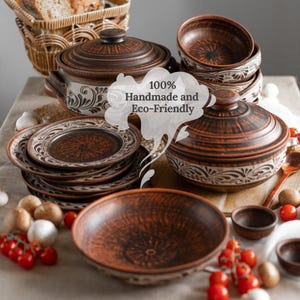 Può includere: Una collezione di stoviglie in ceramica marrone, fatte a mano ed ecologiche. Il set comprende piatti, ciotole e piatti di portata con coperchio con motivi floreali bianchi. Il testo "100% Handmade and Eco-Friendly" è presente.