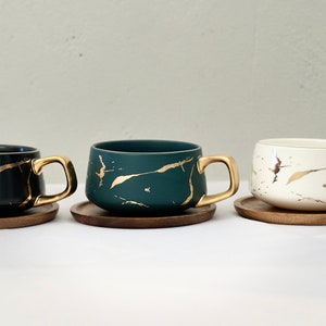 Kaffeetasse mit Untertasse aus Holz, Marmor Design Muster