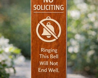 Könnte beinhalten: Rechteckiges Holzschild mit den Worten „NO SOLICITING“ oben. Darunter eine Grafik einer durchgestrichenen Glocke. Auf dem Schild steht „Ringing This Bell Will Not End Well“. Das Schild ist auf einem silbernen Sockel montiert.