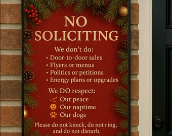 Könnte beinhalten: Ein rechteckiges Schild mit rotem Hintergrund und schwarzem Rand, verziert mit Tannenzweigen, Tannenzapfen und goldenen Ornamenten. Das Schild trägt die Aufschrift "NO SOLICITING" und listet auf, was nicht erlaubt ist und was respektiert wird, einschließlich Ruhe, Nickerchen und Hunde.