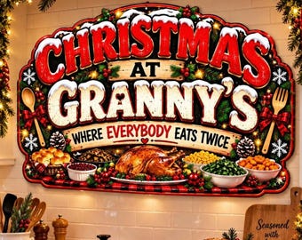 Könnte beinhalten: Ein dekoratives Wandschild mit dem Text CHRISTMAS AT GRANNY'S WHERE EVERYBODY EATS TWICE. Das Schild zeigt einen gebratenen Truthahn, Schüsseln mit Essen, einen Löffel, eine Gabel, Tannenzapfen und schneebedeckte Schriftzüge auf einem rot-schwarz karierten Hintergrund.