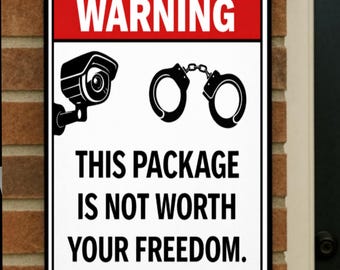 Könnte beinhalten: Rechteckiges Schild mit rotem oberen Bereich mit der Aufschrift "WARNING". Darunter sind eine schwarze Überwachungskamera und Handschellen abgebildet. Der Text "THIS PACKAGE IS NOT WORTH YOUR FREEDOM" ist schwarz auf weißem Hintergrund gedruckt.