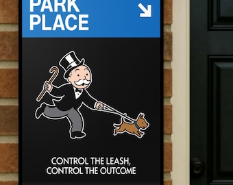 Könnte beinhalten: Ein Schild mit der Aufschrift "PARK PLACE" in Weiß auf blauem Hintergrund. Darunter eine Cartoon-Figur in Zylinder und Anzug, die einen kleinen braunen Hund an der Leine führt. Der Text "CONTROL THE LEASH, CONTROL THE OUTCOME" ist zu sehen.