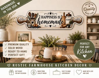 Könnte beinhalten: Rustikales Küchenschild im Landhausstil in Form eines Nudelholzes. Auf dem Schild steht "Happiness is homemade" und es zeigt Küchenutensilien und ein Mehlglas. Das Schild ist aus massivem Holz gefertigt und sofort aufzuhängen.