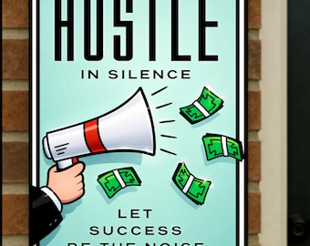 Könnte beinhalten: Motivationsposter mit den Worten "HUSTLE IN SILENCE LET SUCCESS BE THE NOISE" in schwarzer Schrift. Eine Cartoon-Hand hält ein Megaphon, aus dem grüne Geldsymbole kommen. Der Hintergrund ist helltürkis.
