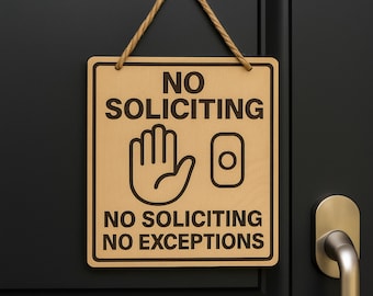Könnte beinhalten: Rechteckiges Holzschild mit den Worten "NO SOLICITING" und "NO EXCEPTIONS" in Schwarz. Das Schild zeigt auch ein Handsymbol und ein Türklingelsymbol. Es hängt an einem Seil an einer schwarzen Tür.
