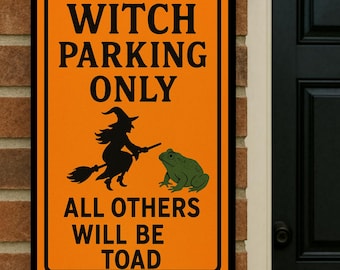 Könnte beinhalten: Orangefarbenes Schild mit schwarzem Rand und dem Text "WITCH PARKING ONLY" über einer Silhouette einer Hexe auf einem Besen und einem grünen Frosch. Der Text "ALL OTHERS WILL BE TOAD" steht darunter. Das Schild ist an einer Backsteinmauer befestigt.